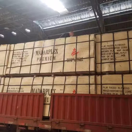 中東市場 12 ミリメートル 18 ミリメートル硬材コアフィルムはコンクリート型枠をシャッターするための海洋合板に直面しました